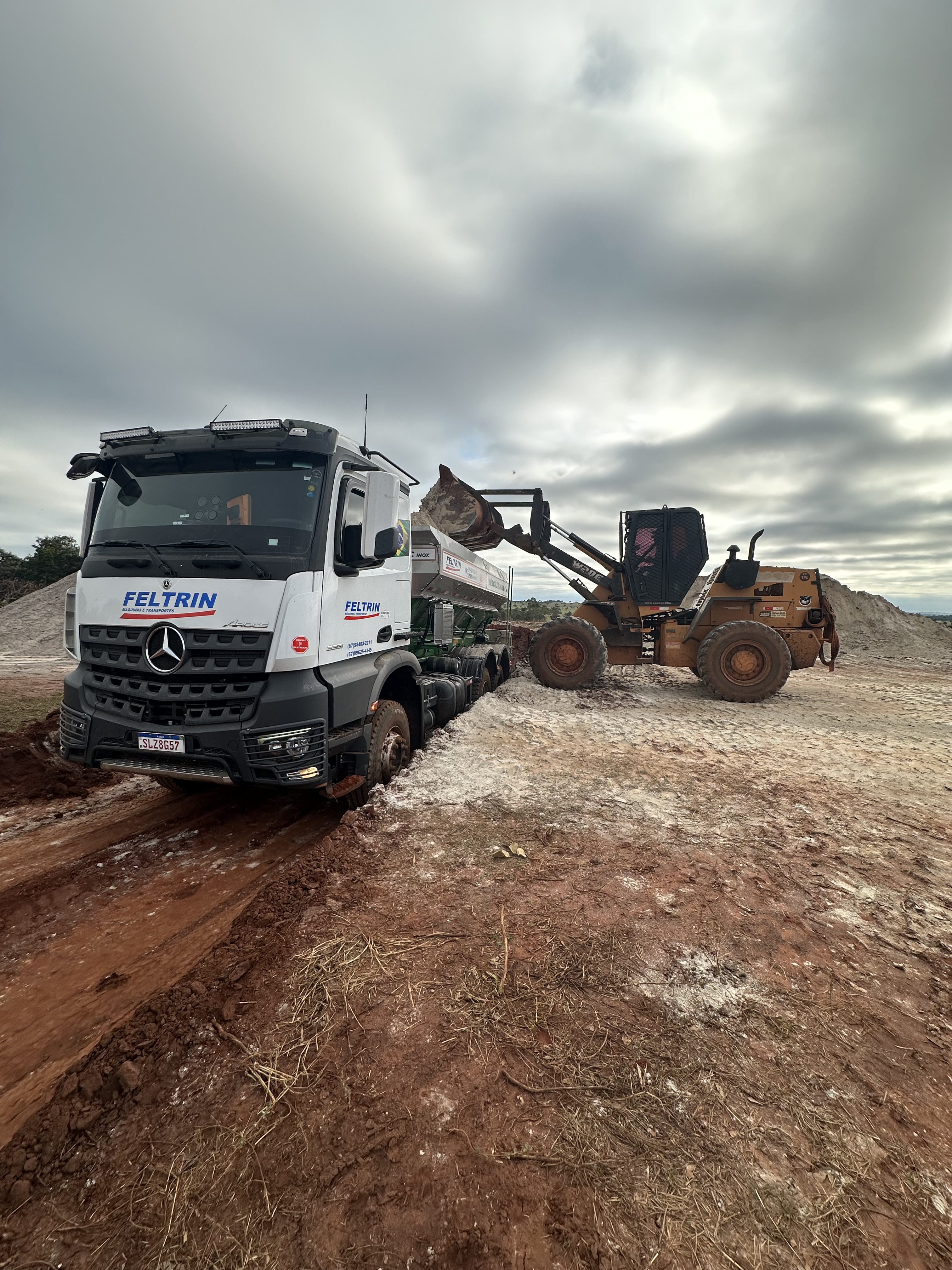 Caminhão Mercedes-Benz Feltrin com calcário