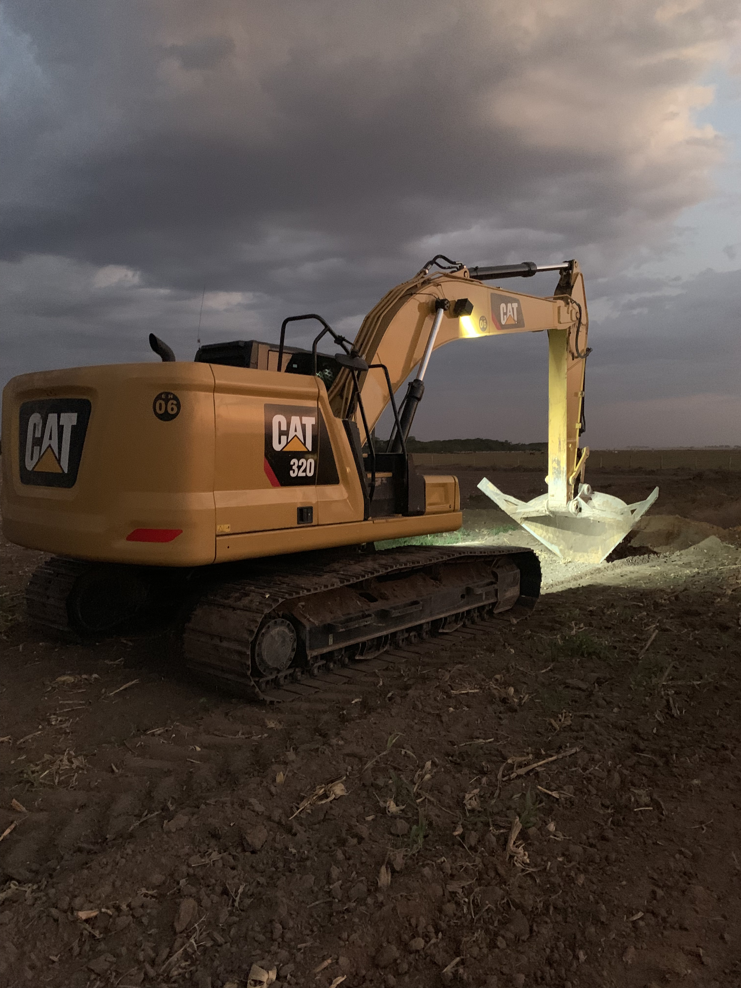 Escavadeira CAT 320 Feltrin em operação noturna