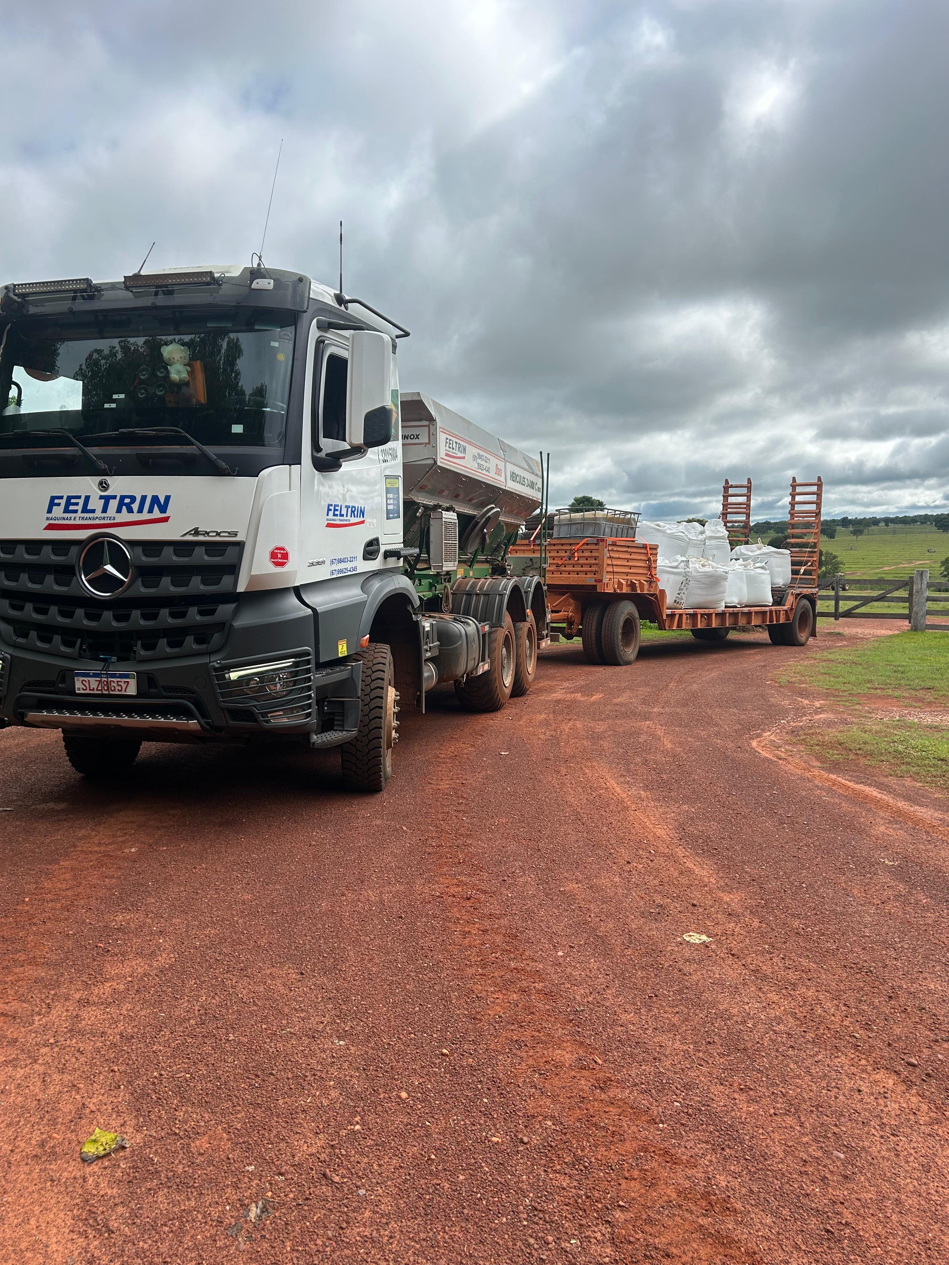 Caminhão Feltrin com carreta em operação de transporte